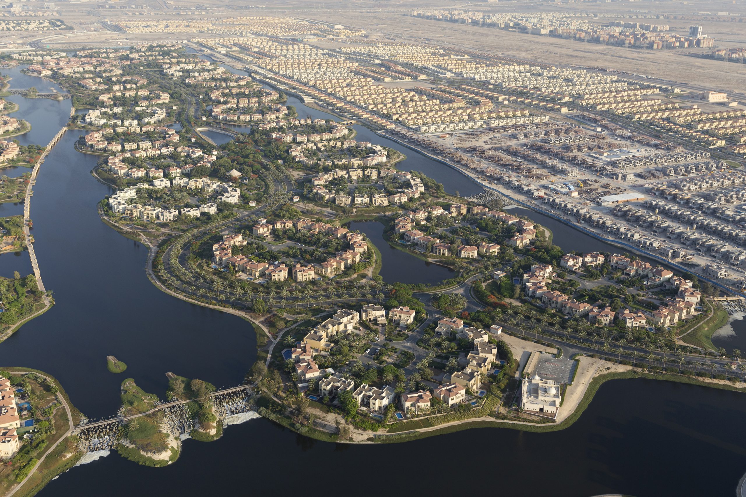 water-bodies-and-canals-shaping-the-organic-shifting-of-dubai-middle